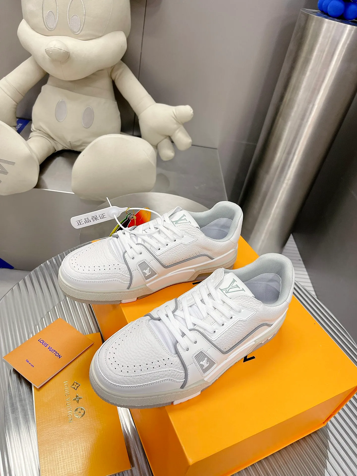 👟👟Ex-factory price 840👟👟 Women's shoes, women's clothing, couple models 35-44, top LV TRAINER basketball series sneakers, original 1:1 copy, official website limited edition retro basketball sneakers! Both the high-top and low-top models spent money to purchase 1:1 accurate reproductions of the originals, and all the details are flawless! The upper material is exclusively customized first-layer cowhide, the inside is breathable 3D mesh material, the sole is T👟👟 ex-factory price U, non-slip, anti-yellowing and high temperature resistant. Exclusively customized materials. Size female 39-44